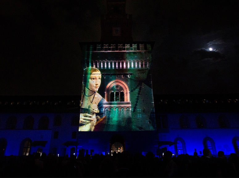 Ci siamo ispirati all’enorme macchina scenica che Leonardo progettò per le nozze e l’abbiamo ricreata attualizzandola nelle tecnologie.  Presso il Cortile della Armi del Castello Sforzesco di Milano, è stato realizzato un grande show che ha unito cultura e tecnologia creando suggestioni uniche: videomapping sulla torre del Filarete con il racconto dell’incontro tra Leonardo e Ludovico il Moro, una danza di cavalli umani alti 5 metri, che racconta l’amore di Leonardo e del Principe per i cavalli, e il balletto aereo degli sposi.  Per questo particolare evento abbiamo messo a disposizione i migliori creativi, scenografi, specialisti di AV. direttori di produzione e artisti coordinandoli rigorosamente con la consapevolezza che stavamo realizzando un nuovo modo di fare cultura, appassionando e facendo sognare.