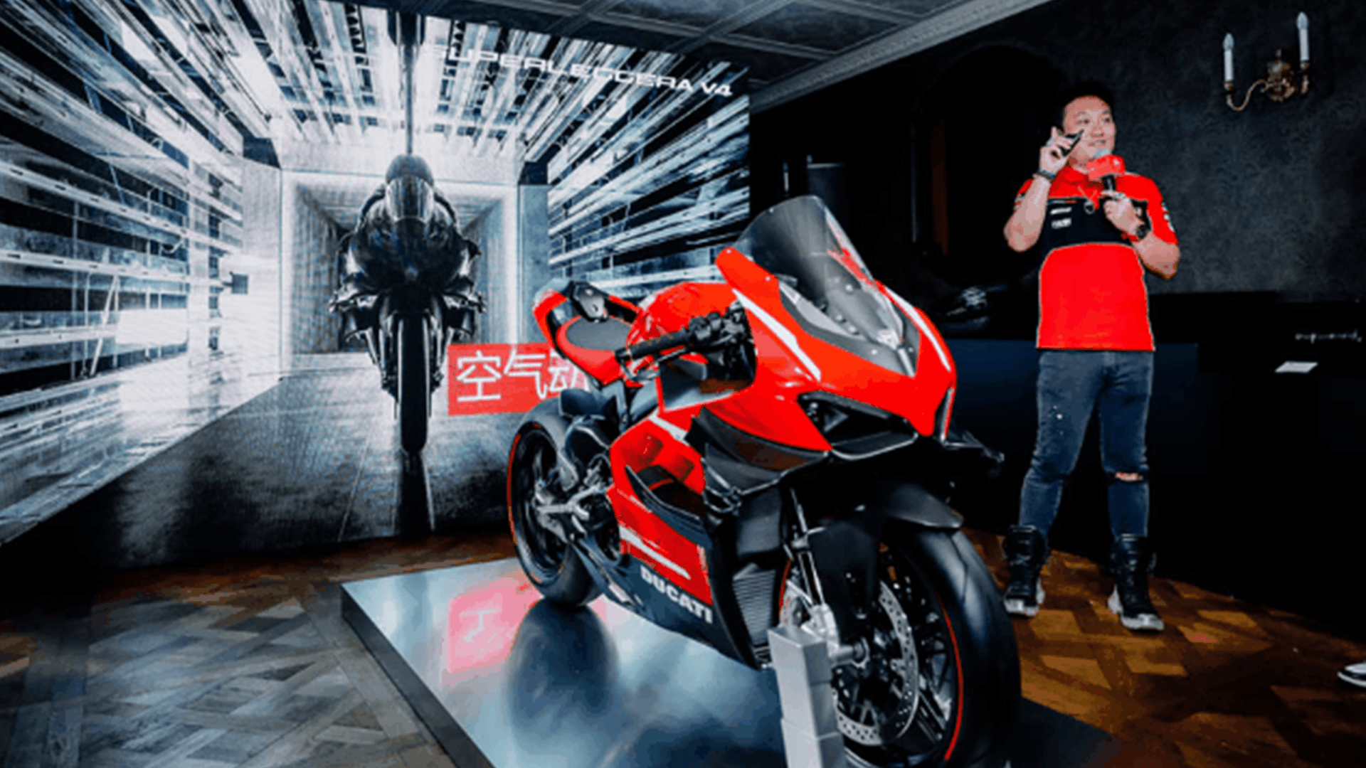 Ducati Superleggera Closed Room
